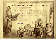 [Diplôme de la médaille de bronze de la Famille Française attribué à Madame Vve Neveux Pierre, née Rinck Marguerite en 1932]