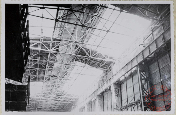 Halle de coulée de l'aciérie Thomas. Toiture fortement endommagée