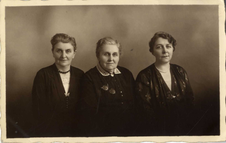 [Photographie d'Alexandrine Julia Kieffer épouse d'Ernest Martha avec ses deux filles Louise et ?]