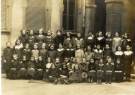 [Photographie d'une groupe de jeunes filles dans une cour en 1913]
