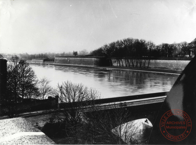 [Vue des remparts de la rive gauche dans les années 1900]