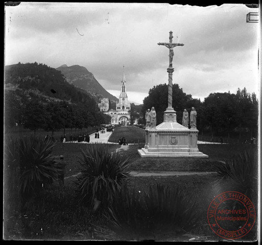 Lourdes - La Basilique et le Calvaire Breton