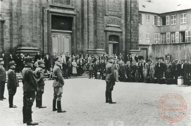 Première convocation pour le départ au R.A.D.S.T.O.. La classe 1922 devant rejoindre Téting devant l'église Saint-Maximin - 6 octobre 1941.