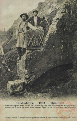 Diedenhofen 1903 = Thionville : Stadtwappen von 1539 bei Niederlegung des Moselwalles ausgegraben = Armes de la ville de 1539 découvertes pendant la démolition des remparts