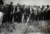 Le démantèlement des fortifications de Thionville 1902-1903. Le maire Crauser donne le premier coup de pelle pour le démantèlement des fortifications. A sa droite, le banquier Zimmer 1902.