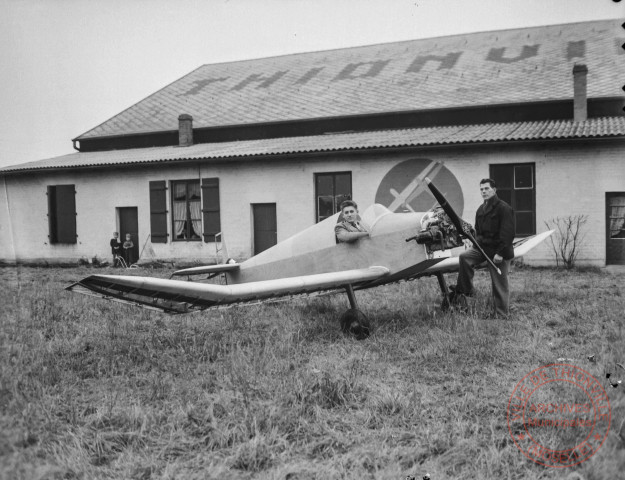 [Terrain d'aviation de Basse-Yutz, hélicoptères supposés Sikorsky H34 sur le lieu d'un crash et avion sur le devant le hangar ou il est écrit Thionville sur la toiture]