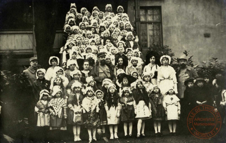 [Groupe de Lorraines en costume entourant des soldats français]