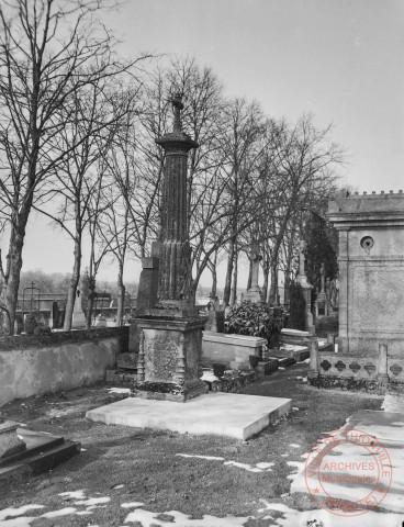 [Pierre tombale au cimetière Saint-François]