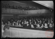 Foire exposition de 1948 - Assemblée dans une salle de cinéma ou spectacle non déterminée