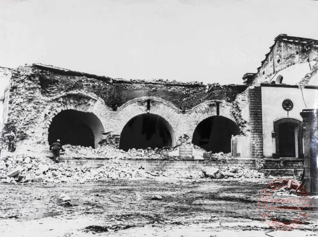 [Démolition de l'ancienne boulangerie militaire (quartier Vieille Porte)]