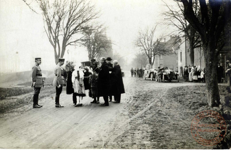 [En souvenir de l'entrée des premières troupes françaises à Thionville le 17 novembre 1918. Mlle Margot Richard présente le bouquet avec compliments de bienvenue au haut-commissaire du gouvernement, Mr Mirman, au seuil du barrage entourée de ses parents et amis]