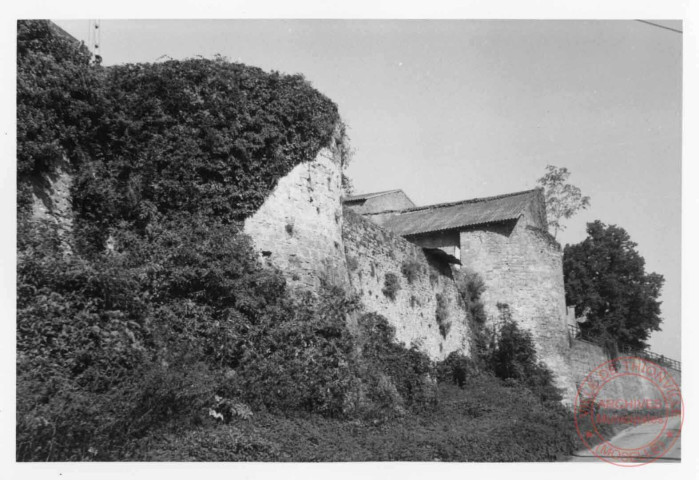 Château de Roussy-le-Bourg (commune de Roussy-le-Village). Remparts côté rue du Bourg