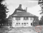 [Cour du Château, Hôtel de Ville, bâtiment jouxtant l'actuel bâtiment C et sera détruit par la suite]