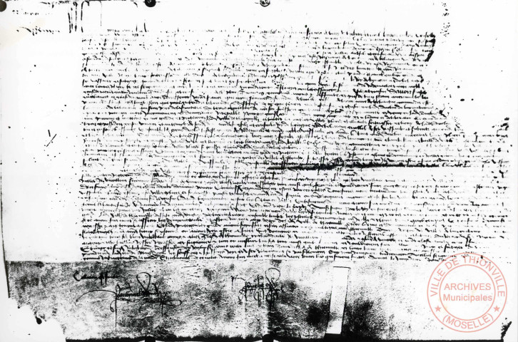 [Le 22 janvier 1457. Thierry de Lenoncourt, bailli de Vétry, et Jean de Veroil son lieutenant, commissaires du roi Charles VII de France notifient qu'en vertu des lettres patentes du roi, datées de Montil-lès-Tour le 8 janvier 1457 (dont ils transcrivent le texte), ils ont mis la ville de Thionville, la place de Rodemack et les autres places du Luxembourg, les terres des vassaux, qui avaient été sous l'obéissance de feu le roi Ladislas, sous la garde et la protection du roi de France]