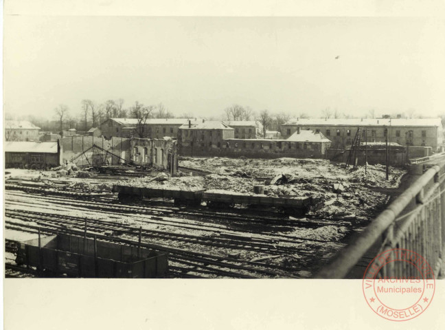 Guerre 1939-1945. Casernes du Couronné de Yutz vue du pont