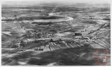 57. Moselle - V. Les paysages ruraux - 3. Le pays de Cattenom (au premier plan, l'église de Husange, puis Koeking. A droite, Garche et au fond l'agglomération thionvilloise)