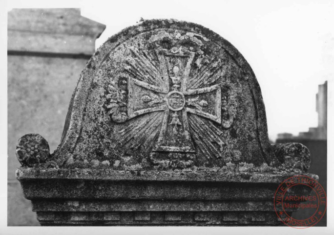 Pierre tombale XIXe située au cimetière de Boust, 12 rue Chemin d'Usselskirch