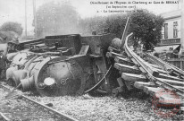 Cartes d'Autrefois (1890-1920) - Evénements et curiosités - Déraillement de l'Express de Cherbourg en gare de Bernay (10 septembre 1910) - La locomotive sous la voie