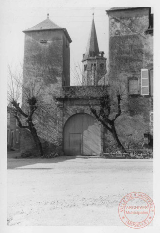 2 place Saint-Vincent de Paul à Cattenom, entrée d'une ancienne ferme fortifiée (plaque de 1562)