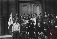 Groupe des infirmiers brancardiers sauveteurs de Thionville posant devant les portes de l'église Saint-Maximin, le 11 novembre 1945