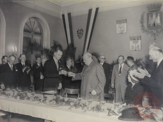 [Le maire René Schwartz et Winston Churchill au Beffroi en juillet 1946]