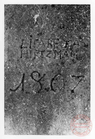 Bilsdstock situé à Fixem au lieu-dit "Lach". Croix érigé en 1807 pour Elizabeth Hirtzman. Sujet : Christ en croix, cœur percé de 3 clous, épis de blé