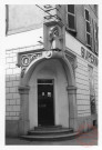 8 rue Neuve à Thionville. On peut voir la statue du moine "Münchner Kindl" (ancienne brasserie) au-dessus de l'entrée
