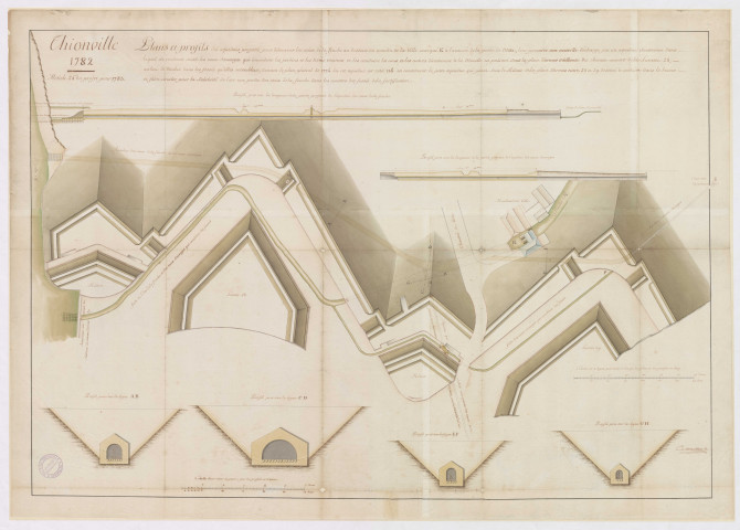 PLANS ET PROFILS DES ACQUEDUCS PROJETTES POUR DETOURNER LES EAUX DE LA FENCHE AU DESSOUS DU MOULIN DE LA VILLE MARQUEE K A L'AVANCEE DE LA PORTE DE METZ, LEUR PROCURER UNE NOUVELLE DECHARGE PAR UN ACQUEDUC SOUTERRAIN DANS LEQUEL SE RENDRONT AUSSI LES EAUX SAUVAGES QUI INNONDENT LES JARDINS ET LES TERRES VOISINES ET LES CONDUIRE LES UNES ET LES AUTRES DIRECTEMENT A LA MOSELLE EN PASSANT SOUS LA PLACE D'ARMES SAILLANTE DU CHEMIN COUVERT DE LA LUNETTE 28 AU LIEU DE TOMBER DANS LES FOSSES QU'ELLES RECOMBLENT ; SUIVANT LE PLAN GENERAL DE 1774 OU CET ACQUEDUC EST COTTE 1114 EN CONSERVANT LE PETIT ACQUEDUC QUI PASSE SOUS LE REDUIT DE LA PLACE D'ARMES ENTRE 28 ET 29 DESTINE A CONDUIRE DANS LE BESOIN ET FAIRE CIRCULER POUR LA SALUBRITE DE L'AIR UNE PARTIE DES EAUX DE LA FENCHE DANS LES CUVETTES DES FOSSES DE LA FORTIFICATION.