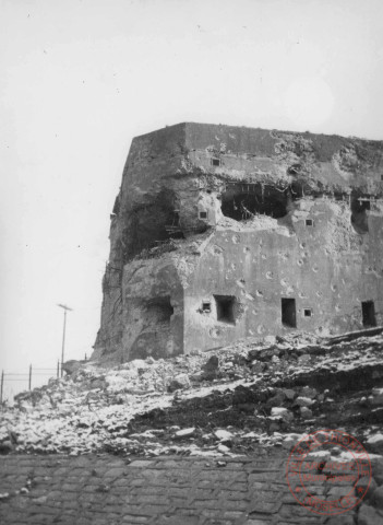 Guerre 1939-1945. Blockhaus, côté gare SNCF, protégeant le pond sud SNCF