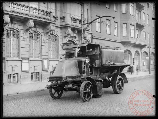 Véhicule balai du service de nettoiement de la ville, place de la République