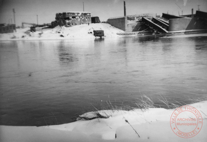 Guerre 1939-1945. Pont sud SNCF sauté de la Moselle en crue