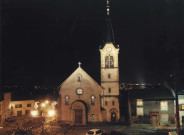 [Photographie nocturne de l'église de Guentrange dans les années 1990]