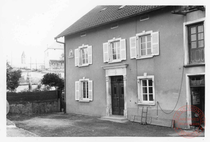6 rue du Moulin à Basse-Parthe (commune de Boust). Ancien moulin. Statuette de Saint-Nicolas dans une niche sur la façade