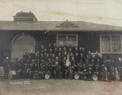 Corps et Musique des Sapeurs-Pompiers de Thionville le 14 juillet 1922 devant la caserne, place de la Liberté.
