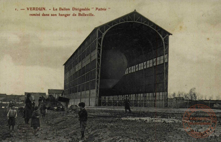 Verdun - Le Ballon Dirigeable 'Patrie' remisé dans son hangar de Belleville