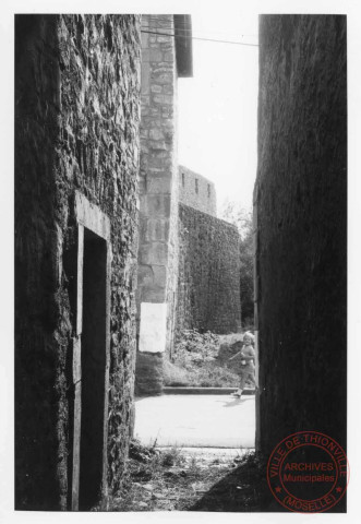 Contre la porte de Sierck à Rodemack, mur d'enceinte et ruelle d'accès au chemin de ronde