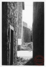 Contre la porte de Sierck à Rodemack, mur d'enceinte et ruelle d'accès au chemin de ronde