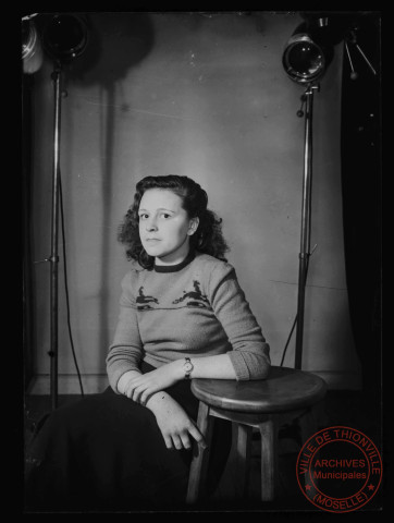 Foire exposition de 1948 - Portrait d'une jeune femme dans un studio photo