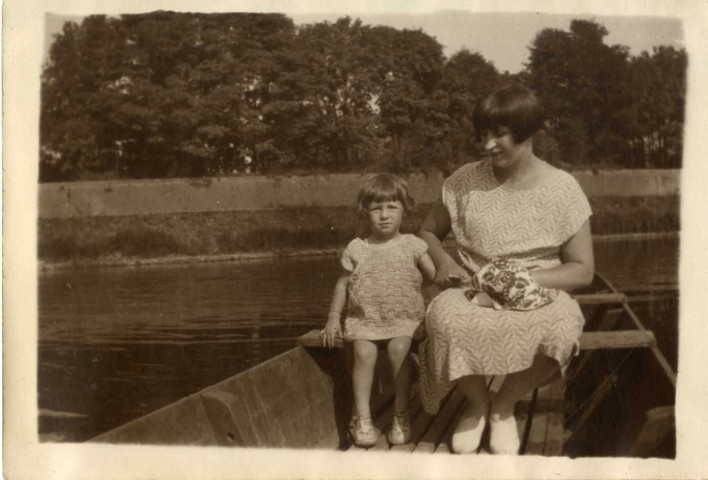 [Photographies d'une mère avec son enfant sur une barque à Thionville dans les années 1930]