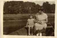 [Photographies d'une mère avec son enfant sur une barque à Thionville dans les années 1930]