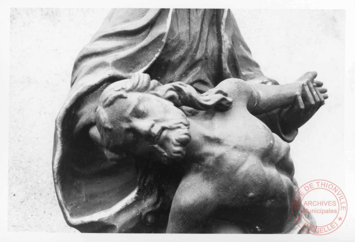Statue de la Vierge de Pitié située à l'église paroissiale Saint-Rémy de Puttelange-lès-Thionville. Détails sur le Christ