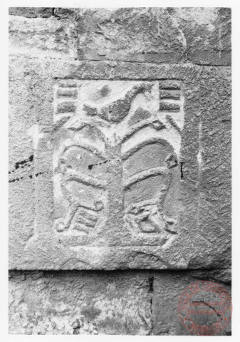 Eglise Saint-Martin de Cattenom, tour massive polygonale avec fenêtres XIe. Sculpture en relief, méplat sur une pierre de la chaîne d'angle de la tour-clocher