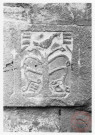 Eglise Saint-Martin de Cattenom, tour massive polygonale avec fenêtres XIe. Sculpture en relief, méplat sur une pierre de la chaîne d'angle de la tour-clocher