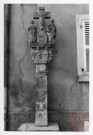 Bildstock situé à Kuntzig, 33 Grand Rue à Kuntzig. Calvaire érigé en 1625 pour Meier de Langenmates et son épouse Marguerite. Socle et croisillon du 19e siècle. Les statues à gauche et à droite de la croix ne sont plus les mêmes actuellement