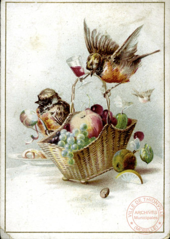 Oiseaux portant un panier rempli de fruits et un verre de vin.