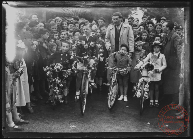 Foire exposition de 1948 - Enfants avec des vélos fleuris