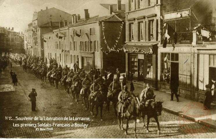 [Vues de défilés de troupes françaises dans les rues de Boulay - jeunes filles en costume lorrain sur une place de Boulay]