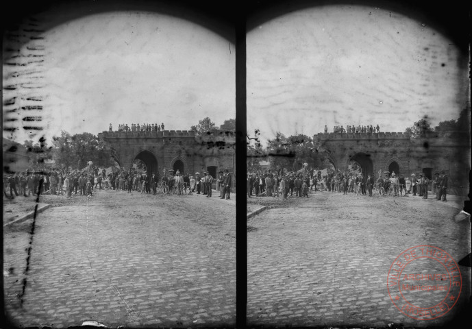 [Stéréoscopie d'un groupe de personnes et d'ouvriers devant la porte du Luxembourg en cours de démolition]