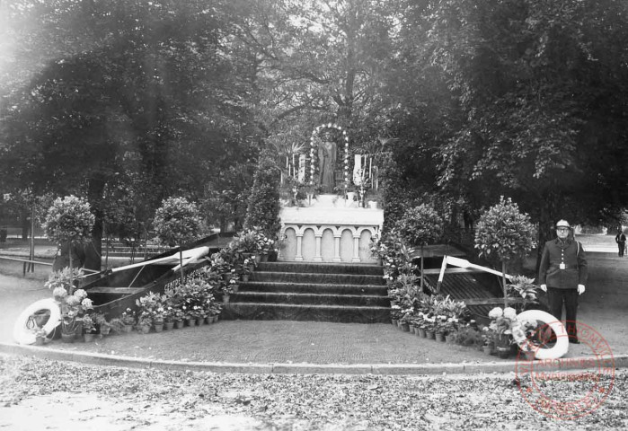 [Divers reposoirs (autel provisoire destiné à abriter temporairement le Saint Sacrement en dehors du tabernacle lors des processions)]