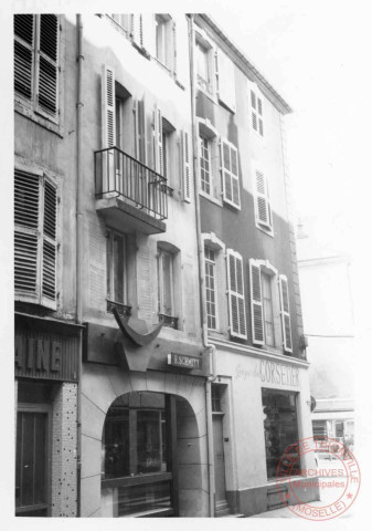 6 rue de Jemmapes et dans l'angle, 2 place Claude Arnoult - Thionville